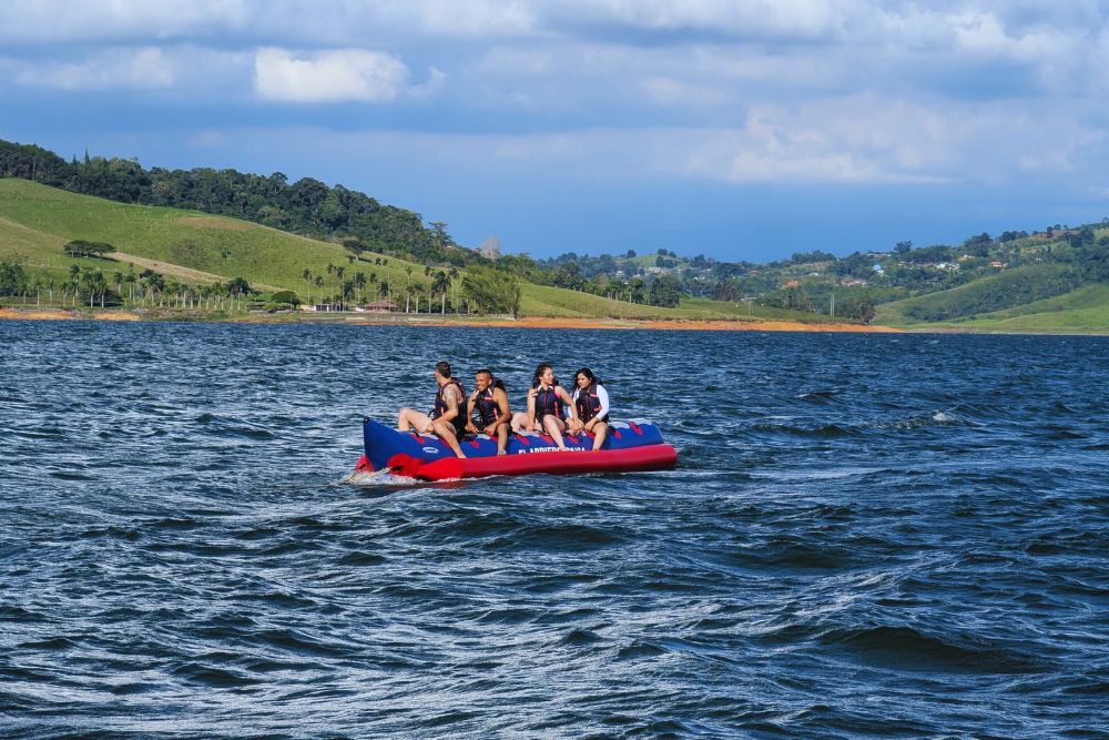 Fotografía de turistas disfrutando de la banana acuática en el lago Calima.